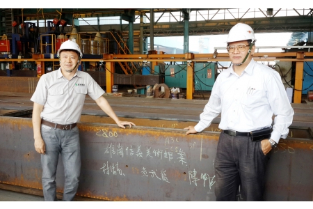 2014.4.7(一)董事長與結構技師黃武龍及建築團隊於中鋼構工廠視察施作流程