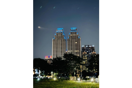 雄崗信義美術館點亮應援藍光　迎接TWICE高雄演唱會暨周子瑜返鄉